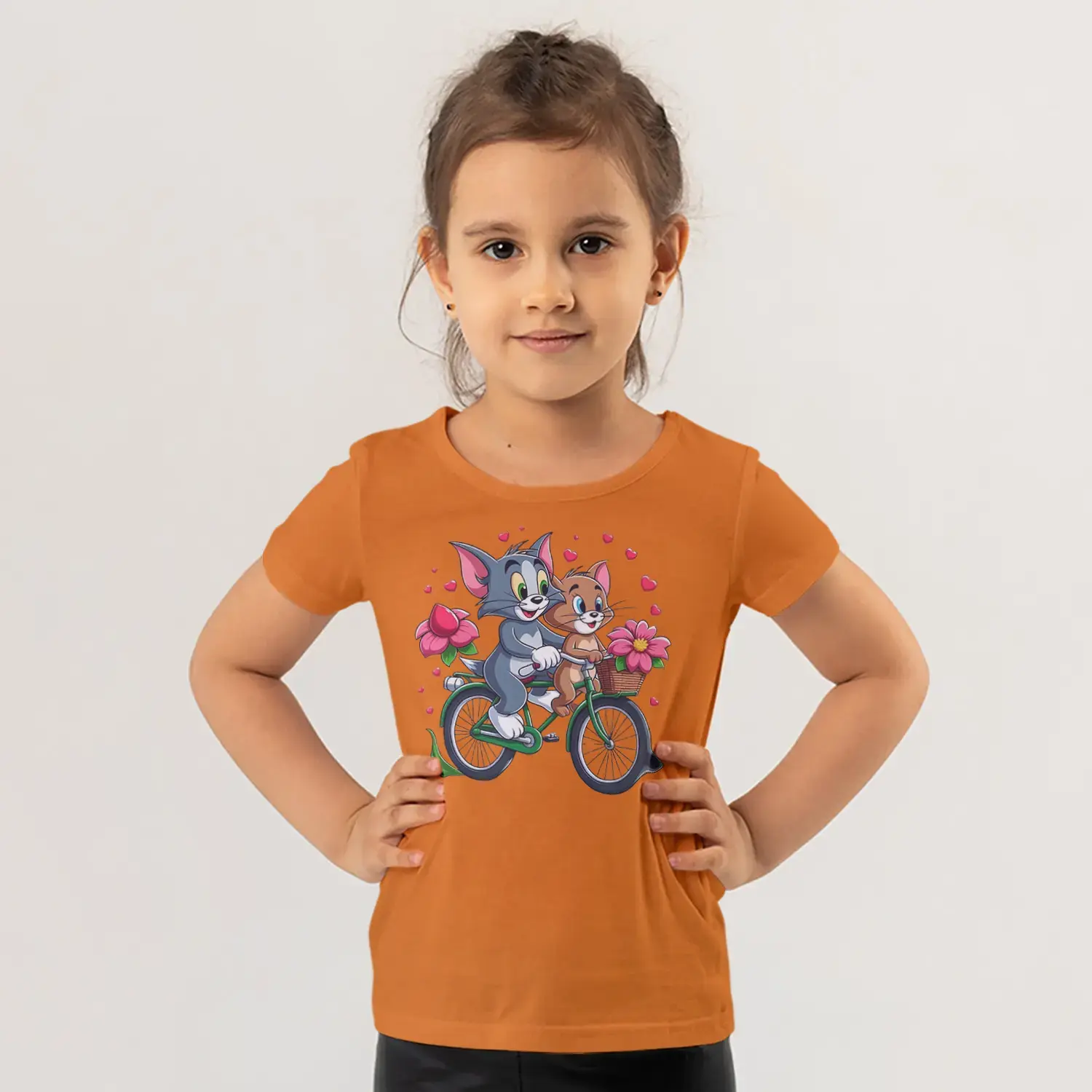 Bisikletli Gri Kedi ve Küçük Fare Çiçekli Kalp Baskılı Kız Çocuk Tişörtü