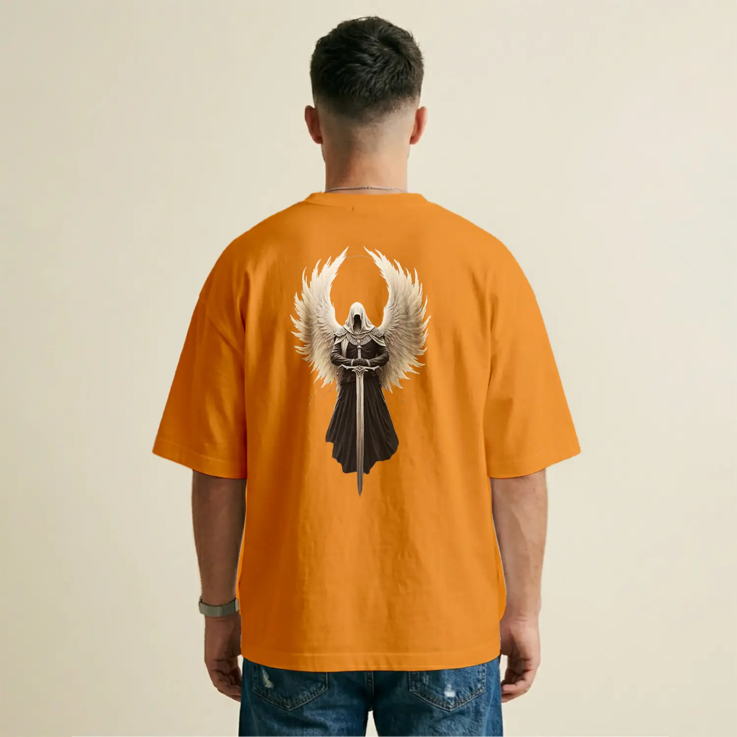 Kanatlı Kılıçlı Figür Baskılı Erkek Tişört