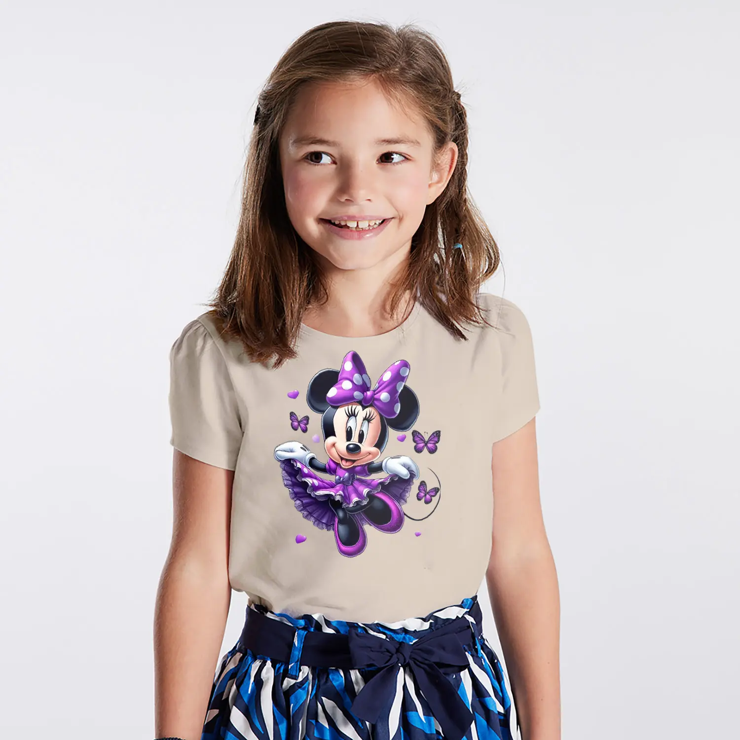 Mor Elbiseli Kelebek Desenli Yuvarlak Kulaklı Fare Karikatür Figürlü Baskılı Kız Çocuk Tişörtü