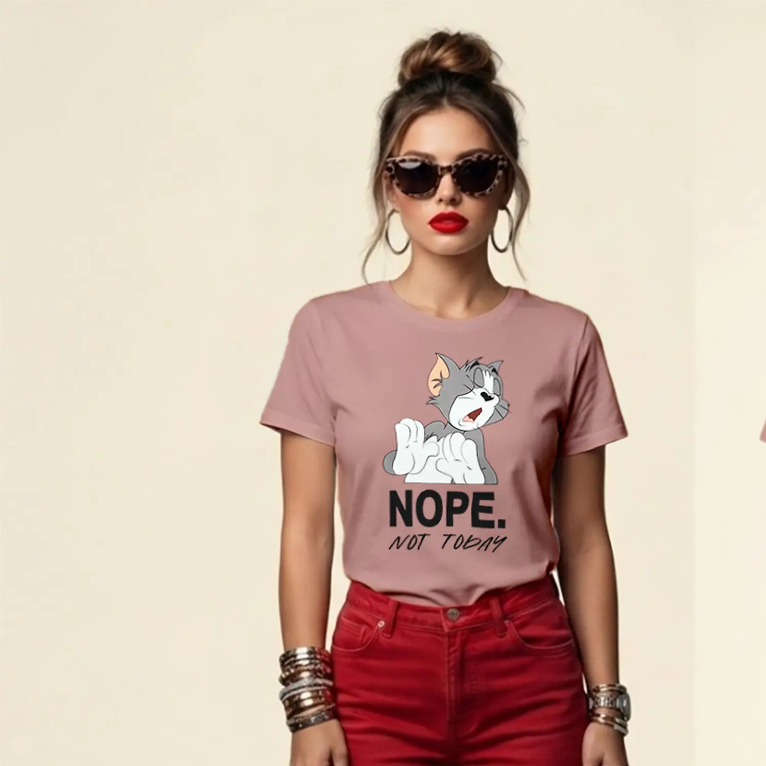 Nope Yazılı Kedi Figürlü Pudra Baskılı Kadın Tişört