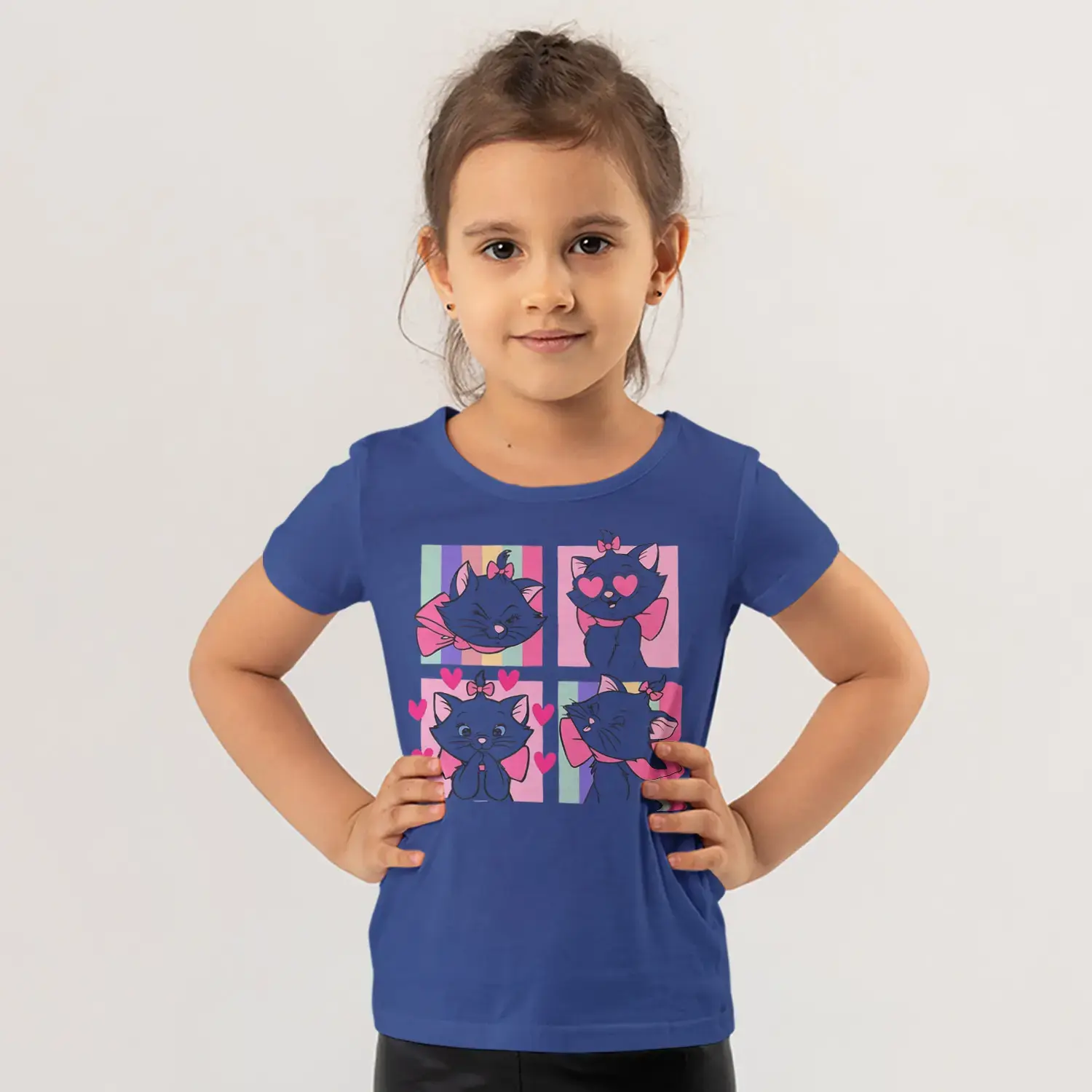 Pembe Fiyonklu Beyaz Kedi Dört Kareli Pop Art Baskılı Kız Çocuk Tişörtü