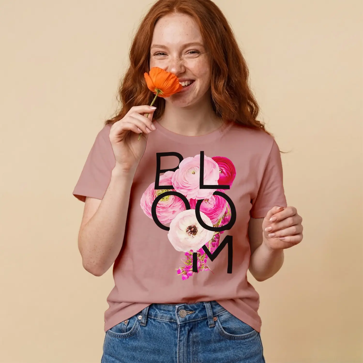 Pembe Çiçekler Ve Yaz Yazısı Baskılı Kadın Tişört