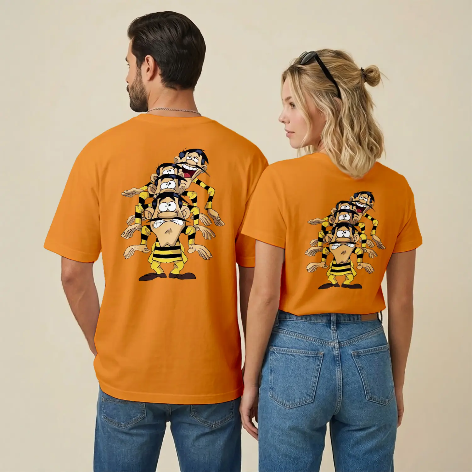 Sarı Siyah Çizgili Komik Çizgi Film Karakteri Üçlü Figür Baskılı Unisex Tişört