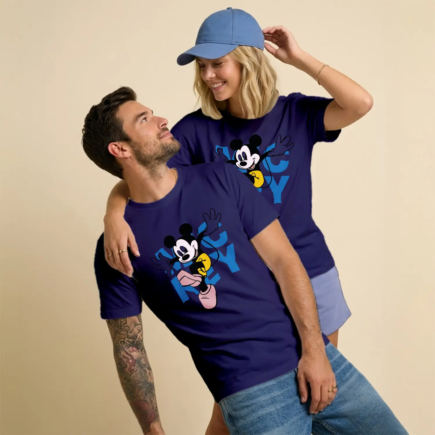 Yuvarlak Kulaklı Çizgi Film Karakteri Mavi Yazılı Dans Figürü Baskılı Unisex Tişört