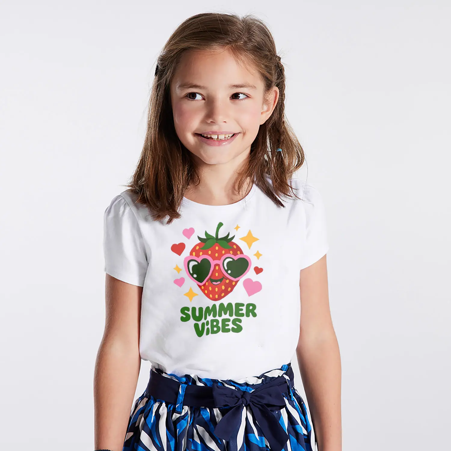 Gunes Gozluklu Cilek Summer Vibes Yazili Baskili Kiz Cocuk Tisortu Beyaz Arka
